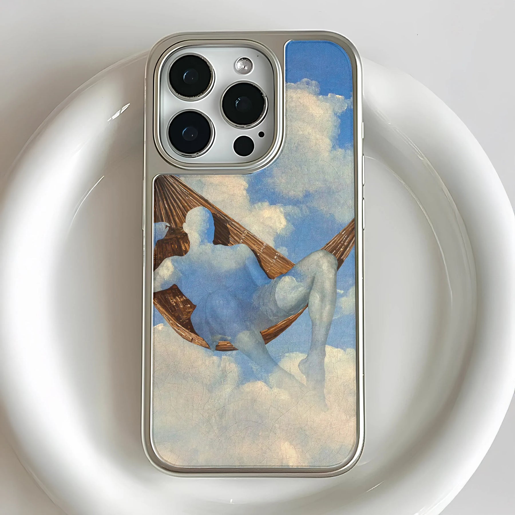 iPhone 15 Pro용 홀로그램 크롬 폰 케이스 - 몽환적인 해먹 구름 디자인