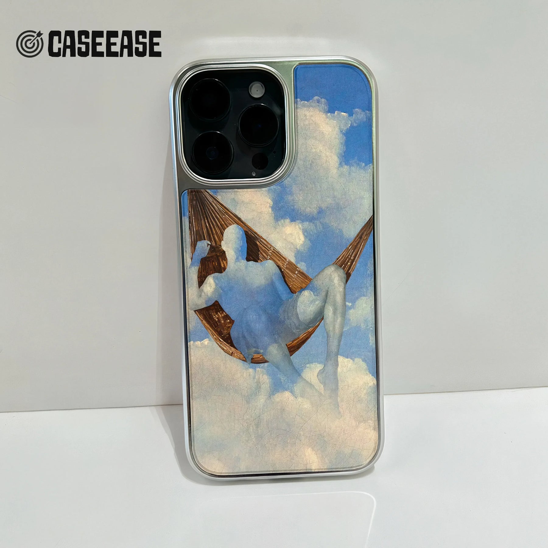 iPhone 15 Pro용 홀로그램 크롬 폰 케이스 - 몽환적인 해먹 구름 디자인