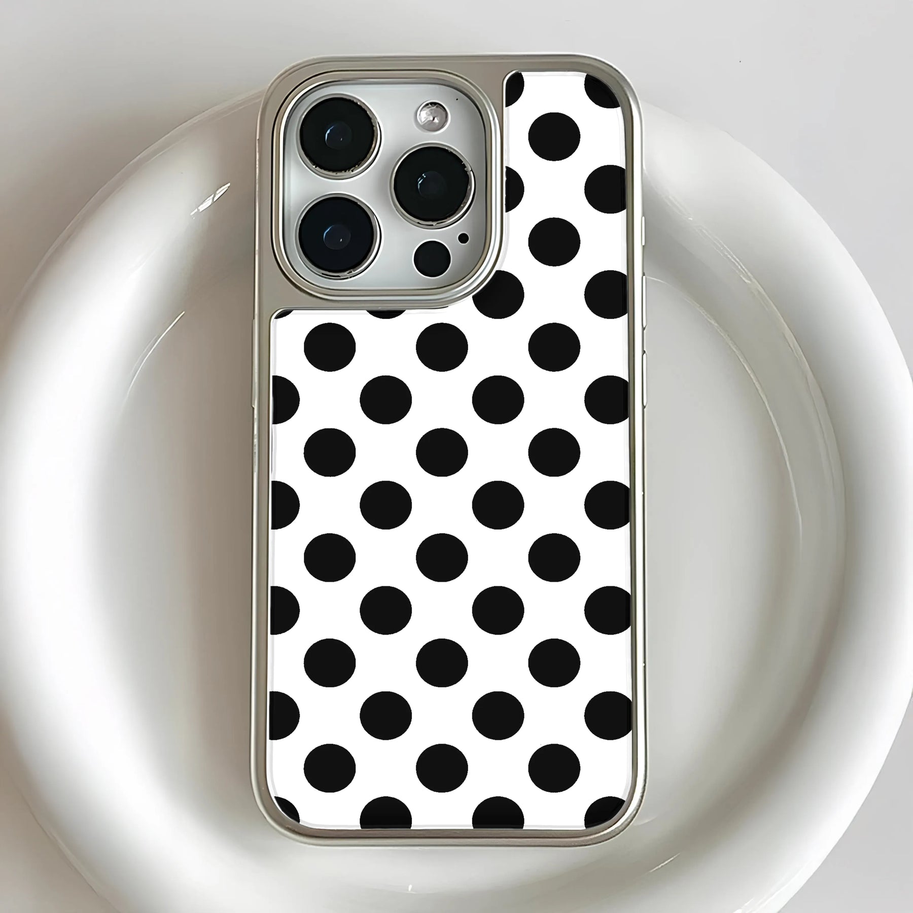 Funda para teléfono con diseño holográfico de lunares cromados en blanco y negro