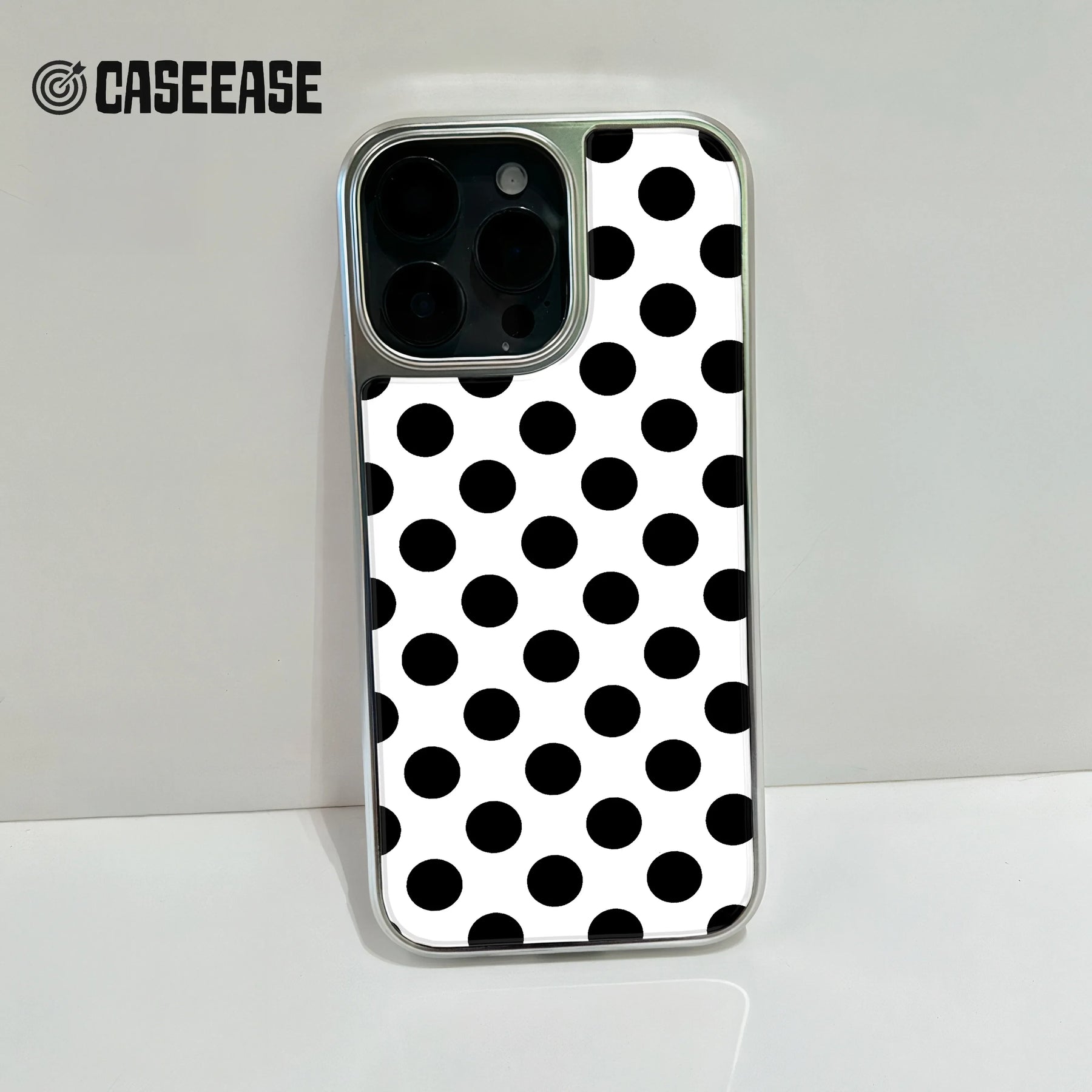 Funda para teléfono con diseño holográfico de lunares cromados en blanco y negro